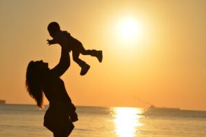 mother-daughter-love-sunset-51953-51953.jpg